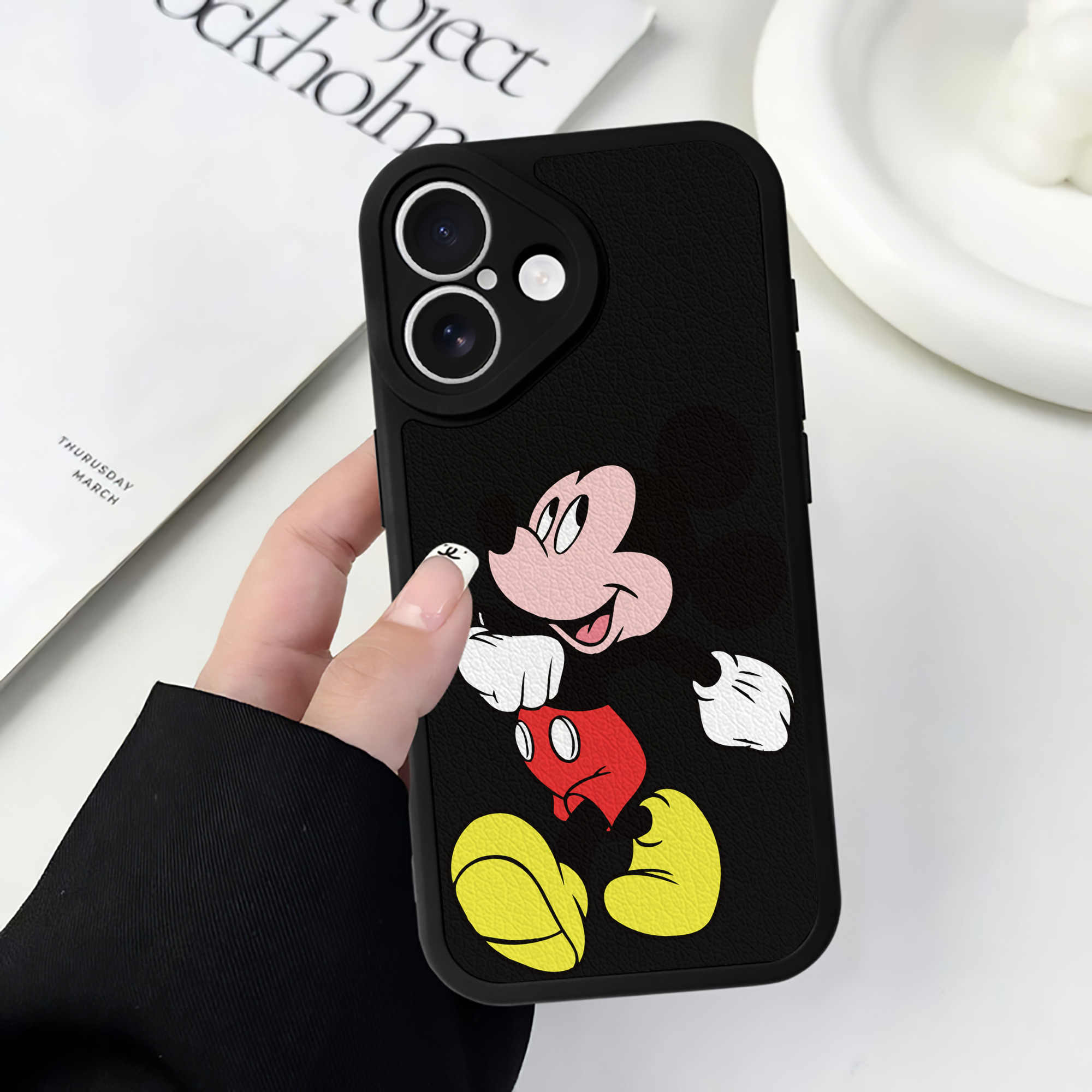（画像用） ミッキーマウス Mickey Mouse 【iPhone 16シリーズ対応】シリコンスマホケース（レザー調） 材質：シリコン